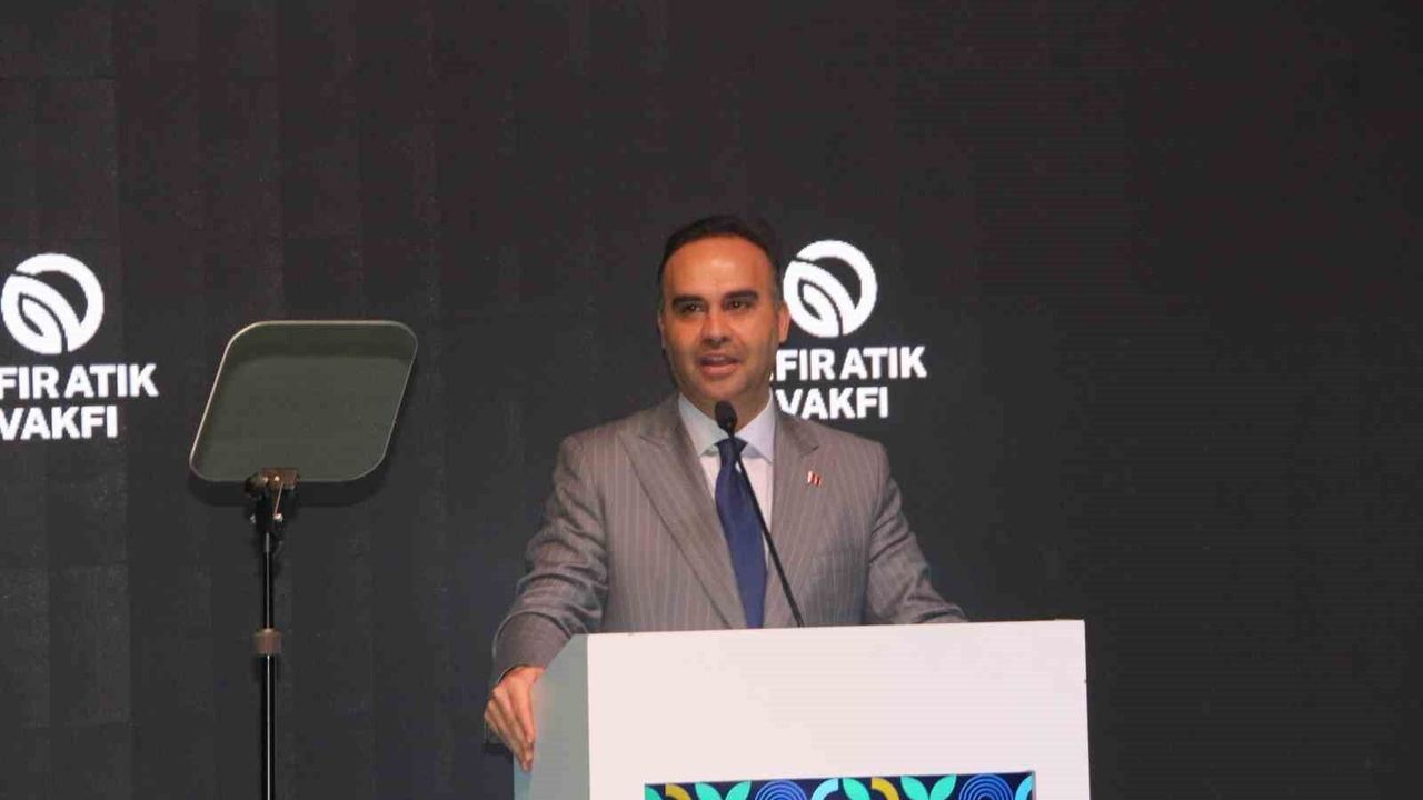 Bakan Kacır: “Sanayi devriminden bu yana yaklaşık 1,5 derece ısınan yerküre, bugün alarm veriyor”